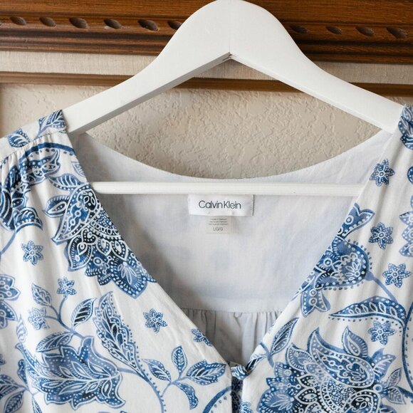 Calvin Klein Women Sz L Blouse Blue & White Floral Chintz Sleeveless VNeck - Picture 2 of 7